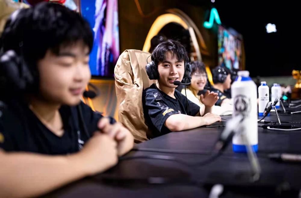 电竞比分网：王者荣耀KPL秋季赛，成都AG超玩会实力碾压 3：1 上海EDG.M